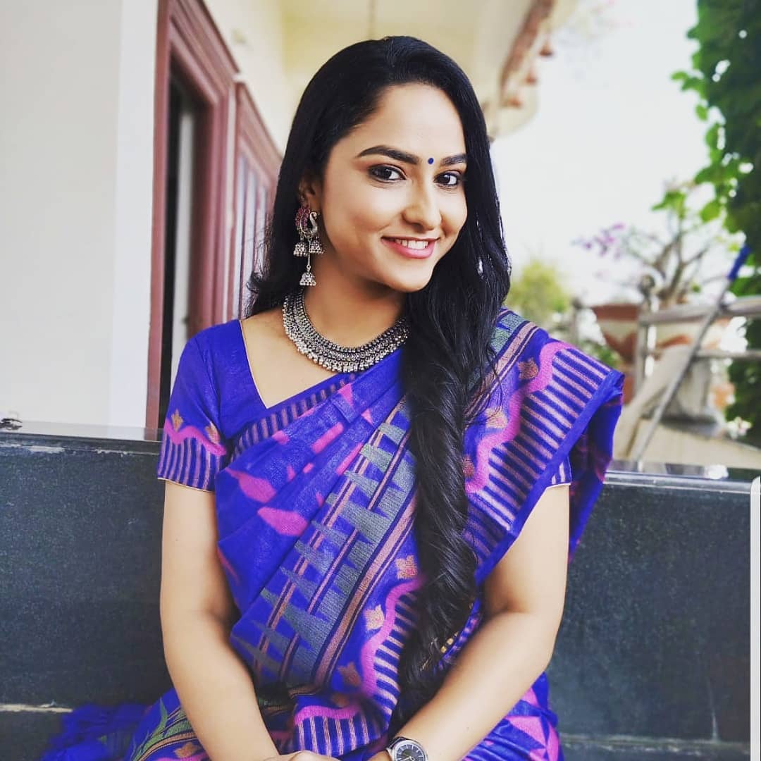 Zee Telugu Tv Anchor Kasi Annapurna Images In Navy Blue Saree